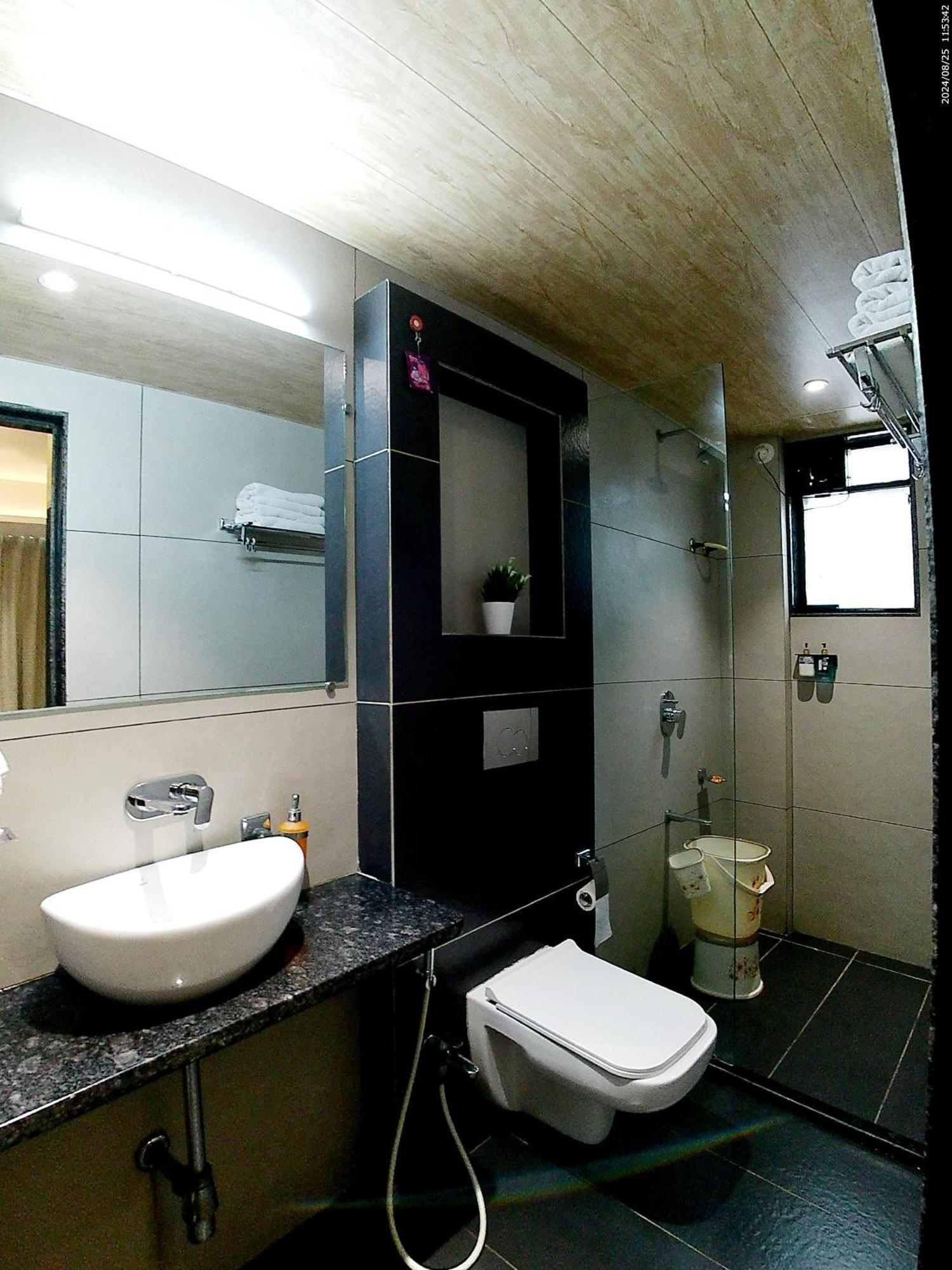 Hotel Sai Pratik, Newly Built Up, Complimentary Shuttle To The Temple Shirdi Zewnętrze zdjęcie