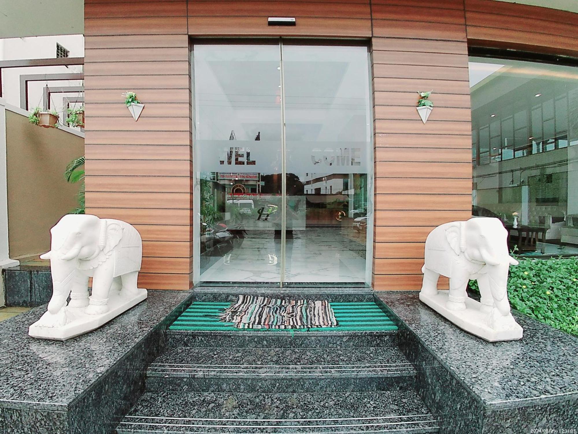 Hotel Sai Pratik, Newly Built Up, Complimentary Shuttle To The Temple Shirdi Zewnętrze zdjęcie